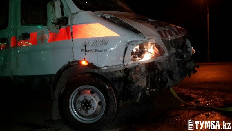 В результате аварии в Актау перевернулся автомобиль «скорой» помощи (фото) (фото) - фото 12
