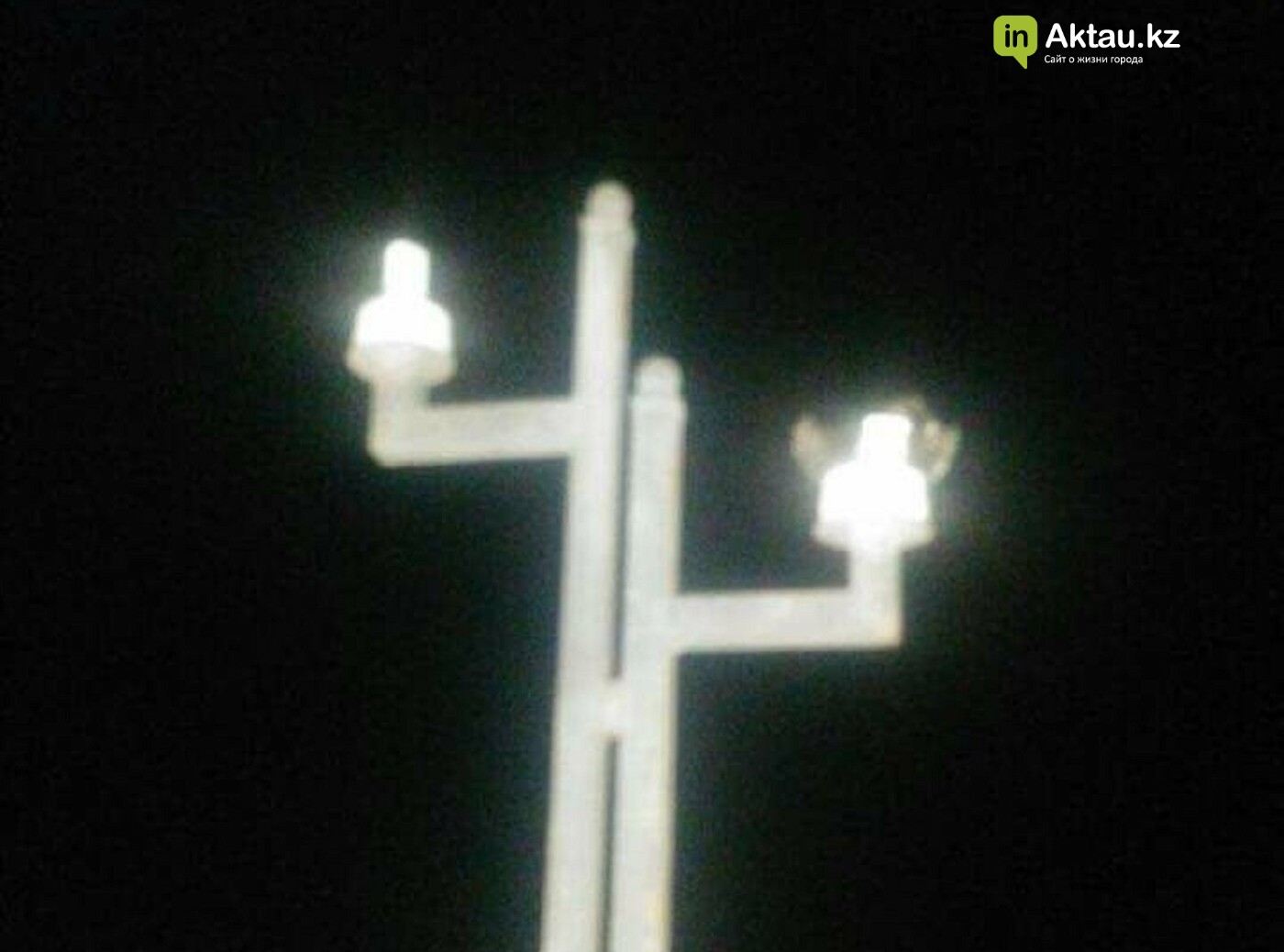 Вандалы в Акшукуре перебили недавно установленные фонари н..., фото-2 Вандалы в Акшукуре перебили недавно установленные фонари на главной площади , фото-2