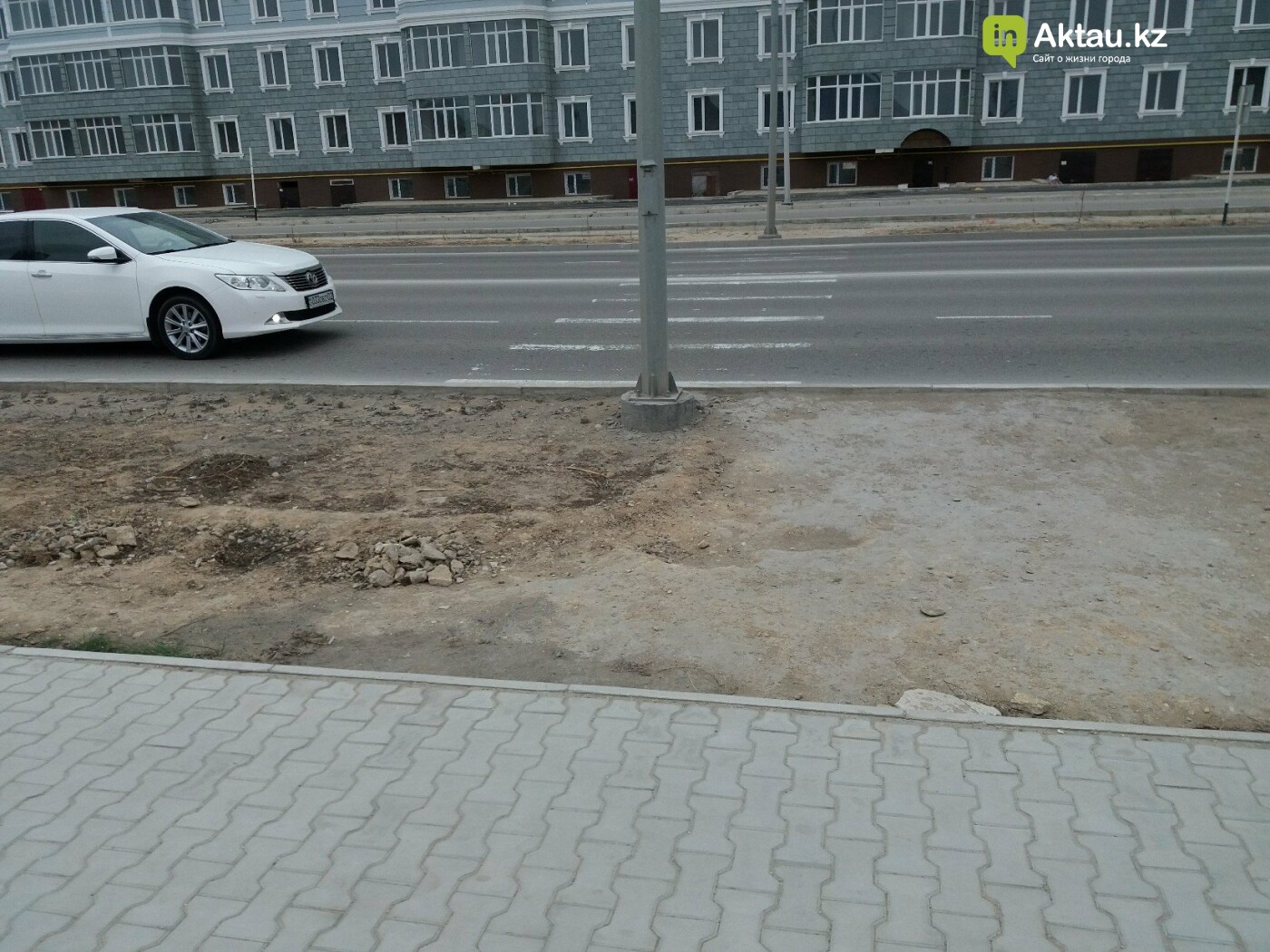 Жизнь с препятствиями: жители Актау просят власти города думать о людях при замене бордюров Жизнь с препятствиями: жители Актау просят власти города думать о людях при замене бордюров