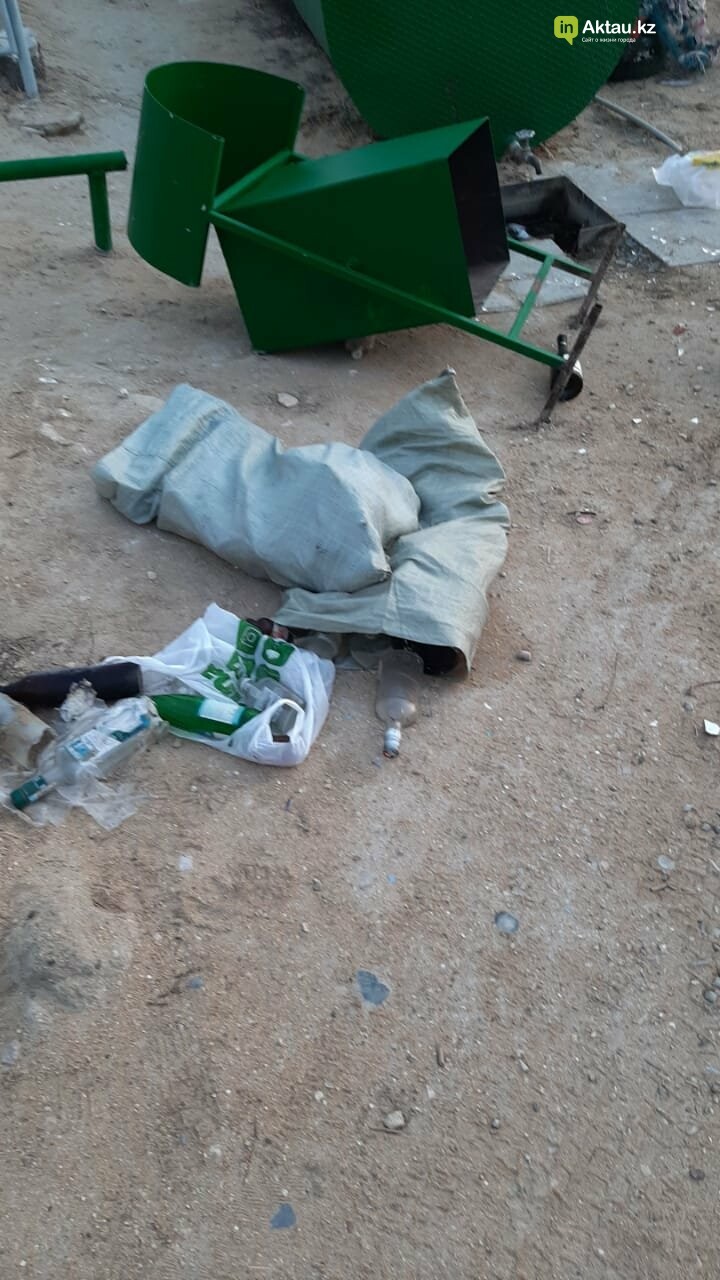 Вандал сломал таблички на христианском кладбище в Актау, фото-2 Вандал сломал таблички на христианском кладбище в Актау, фото-2