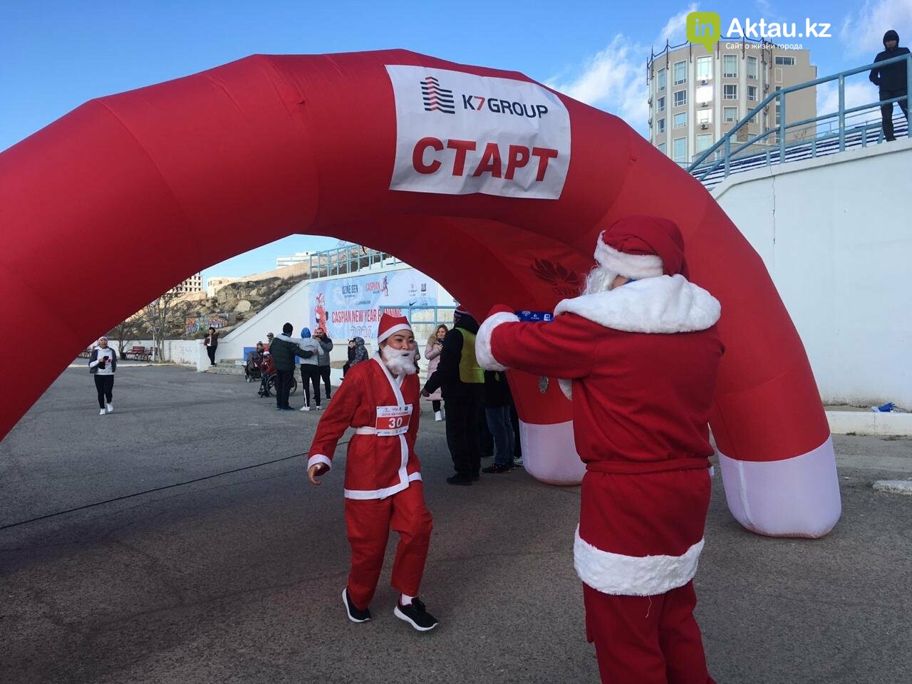 Новогодний забег Дедов Морозов прошел в Актау, фото-4 Новогодний забег Дедов Морозов прошел в Актау, фото-4