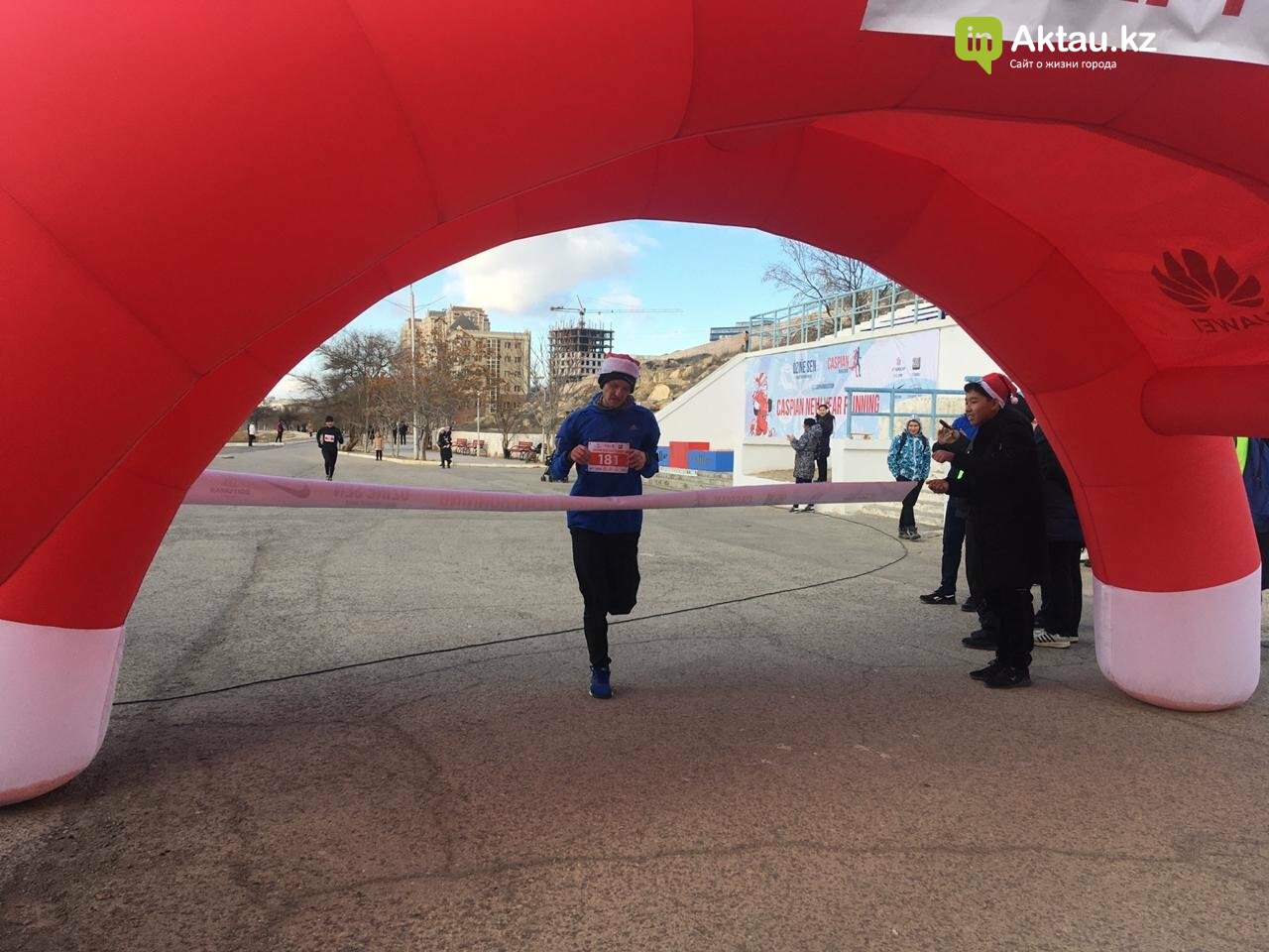 Новогодний забег Дедов Морозов прошел в Актау, фото-2 Новогодний забег Дедов Морозов прошел в Актау, фото-2