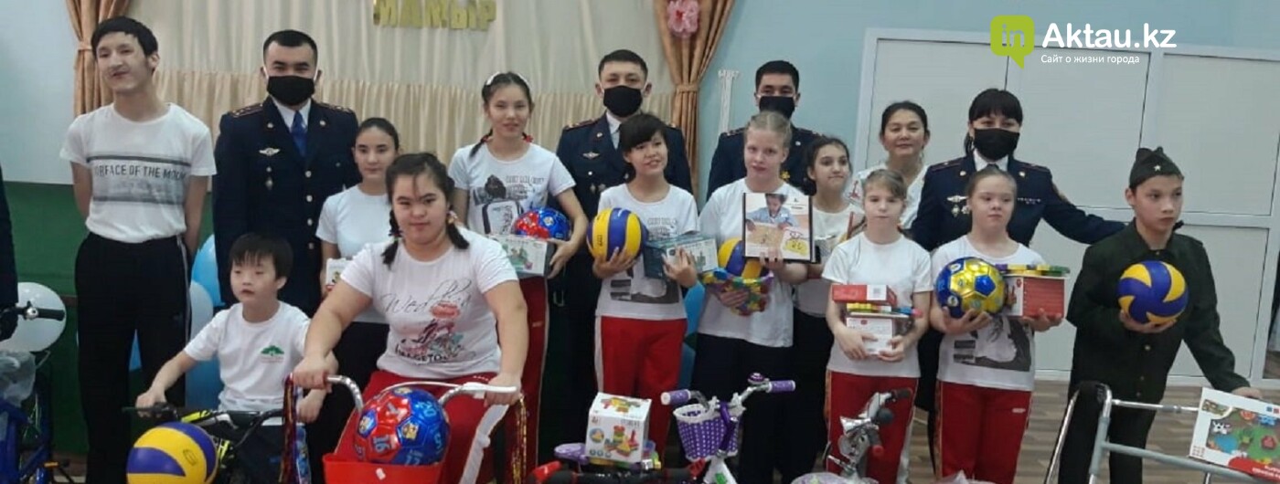 Полицейские сделали подарки особенным детям Актау, фото-1 Полицейские сделали подарки особенным детям Актау, фото-1