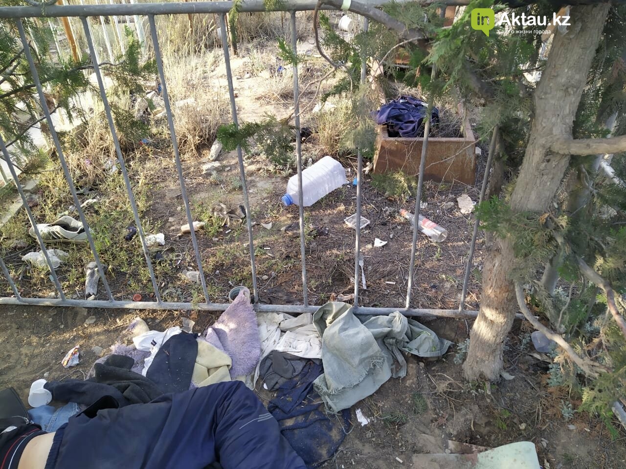 В Актау бомжи "облюбовали" христианское кладбище, фото-2 В Актау бомжи "облюбовали" христианское кладбище, фото-2
