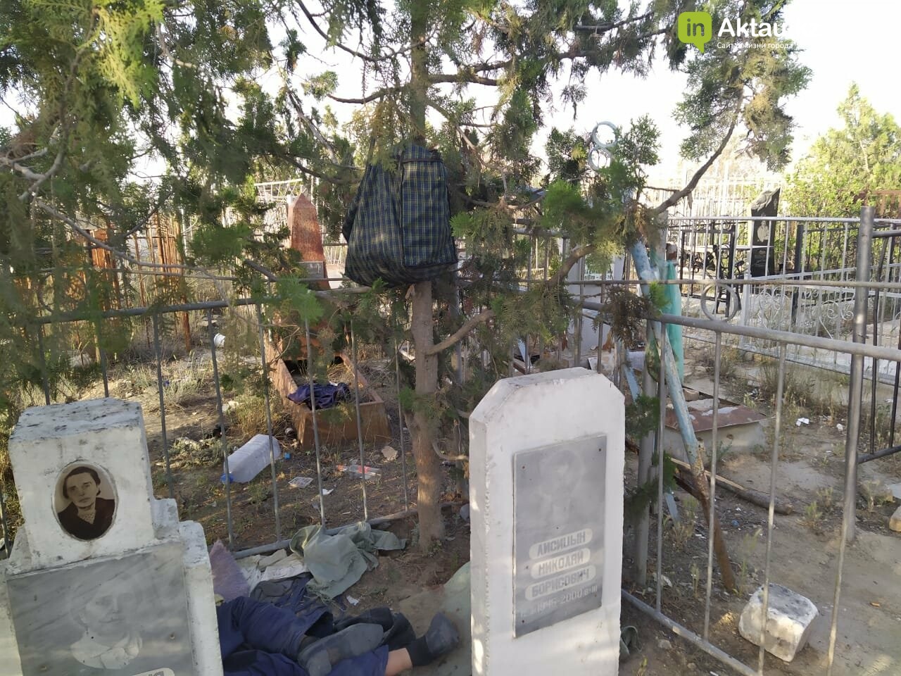 В Актау бомжи "облюбовали" христианское кладбище, фото-1 В Актау бомжи "облюбовали" христианское кладбище, фото-1