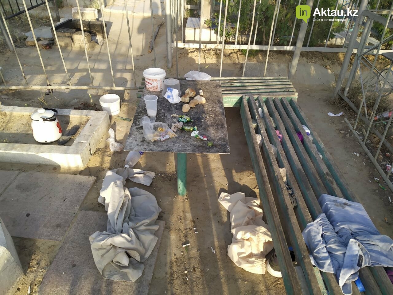 В Актау бомжи "облюбовали" христианское кладбище, фото-4 В Актау бомжи "облюбовали" христианское кладбище, фото-4