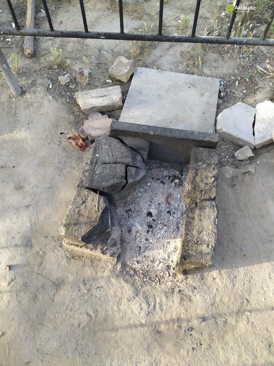 В Актау бомжи "облюбовали" христианское кладбище, фото-5 В Актау бомжи "облюбовали" христианское кладбище, фото-5