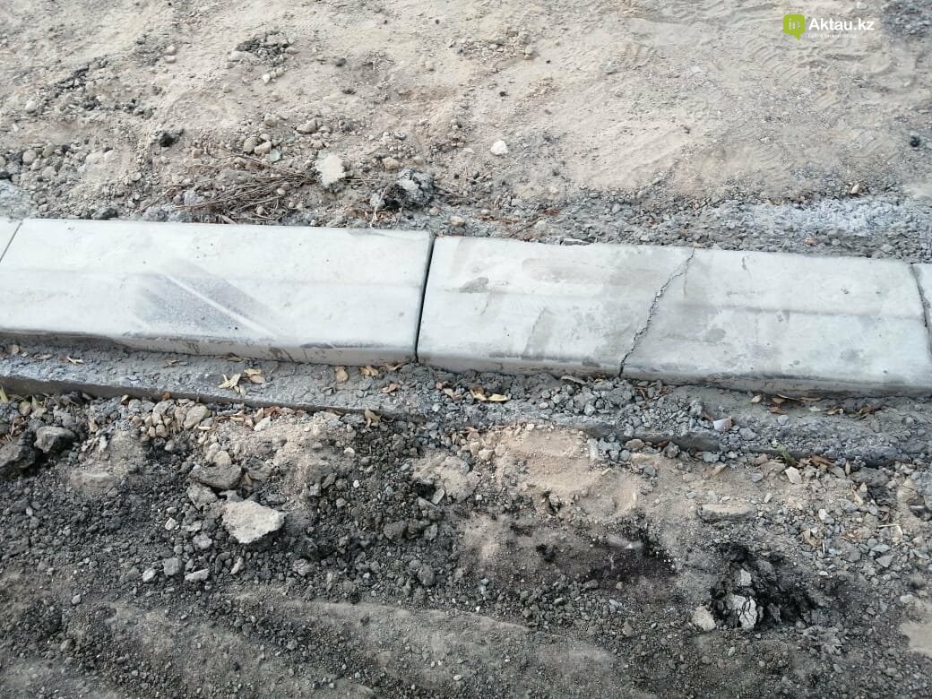 Жители 6 микрорайона Актау жалуются на установленные бордюры, фото-1 Жители 6 микрорайона Актау жалуются на установленные бордюры, фото-1