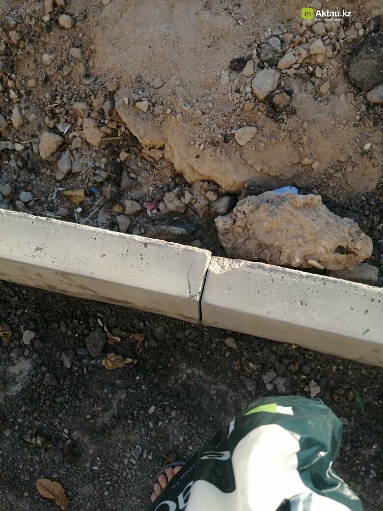 Жители 6 микрорайона Актау жалуются на установленные бордюры, фото-2 Жители 6 микрорайона Актау жалуются на установленные бордюры, фото-2