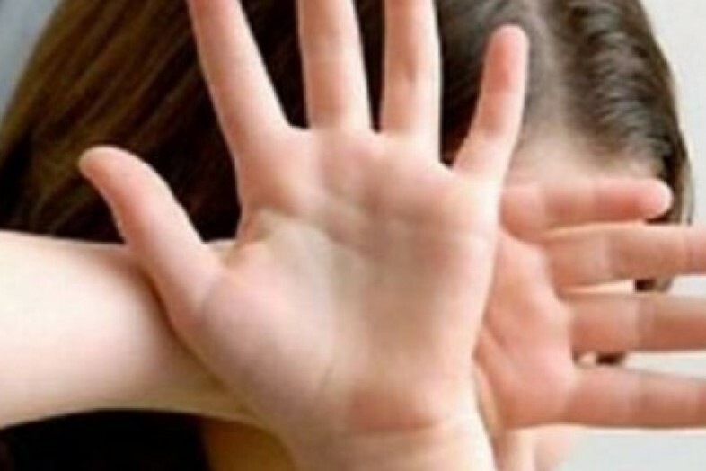 Видео где мама избивает дочь. Женщина насиловала дочь. Женщина насиловала дочь. Женщина насиловала дочь. Надругался над падчерицей.