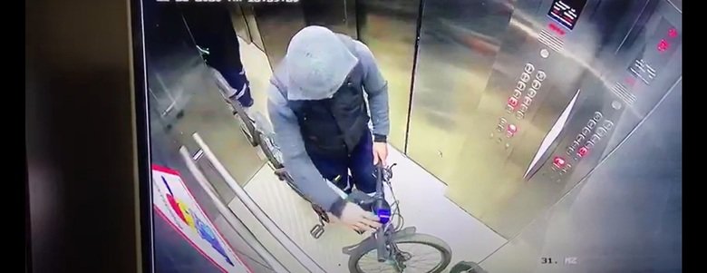 Кража двух велосипедов из подъезда попала на ВИДЕО в Актау | Новости