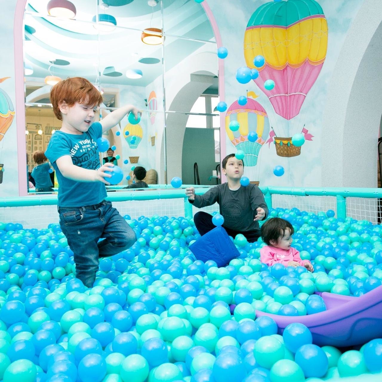 Выходной день куда можно сходить. Развлекательные центры с шарами в воздухе. Куда можно сходить на день рождения. Развлечения для детей 11 лет Астана. Одежда для фотосессии в развлекательном центре.