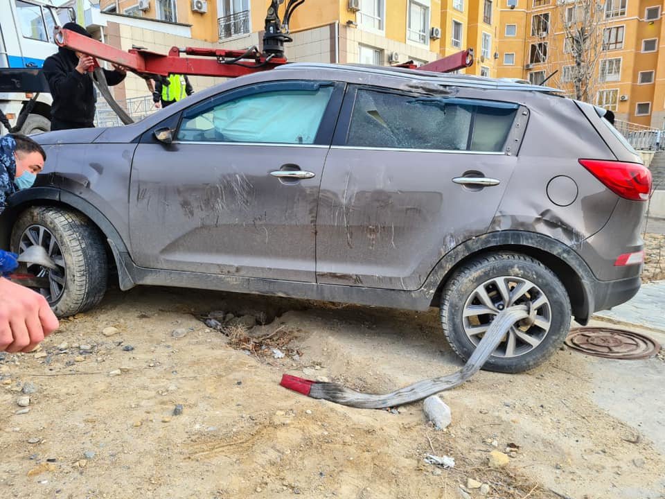 Провалившийся в яму автомобиль Провалившийся в яму автомобиль