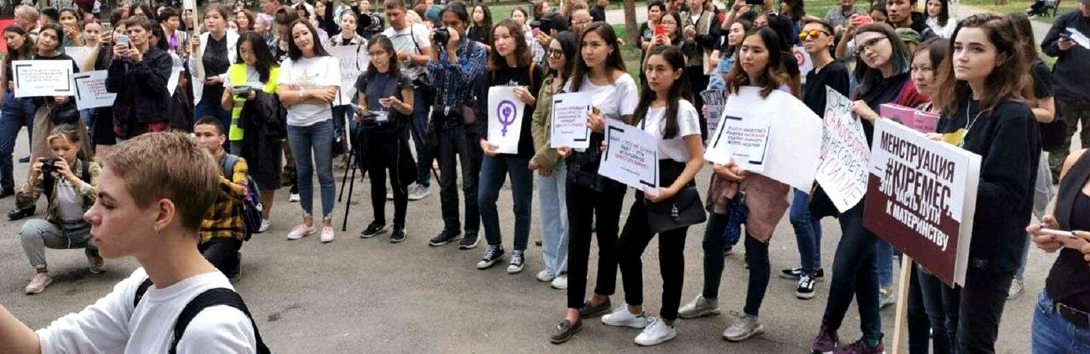 Парень заехал в митинг феминисток. Феминизм в Казахстане. Пикет феминисток. Защита прав женщин фото митинги. Митинг феминисток в Алматы.