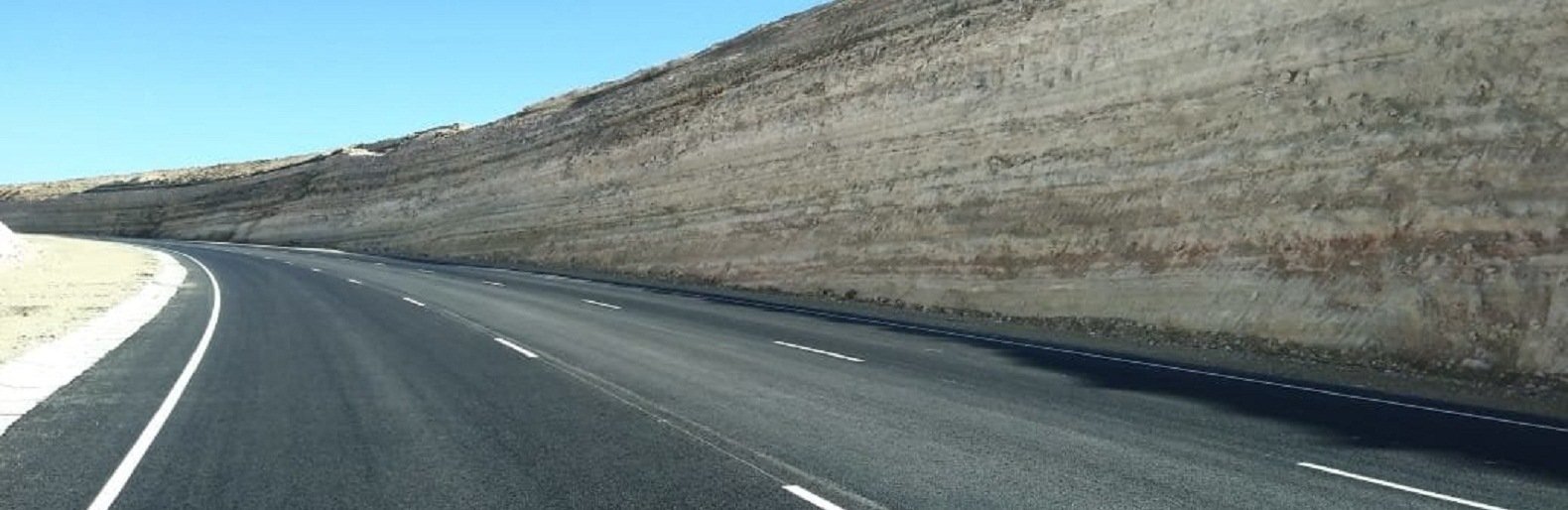 Какие машины укладывают асфальт на дорогах. Трасса атырау. Трасса актау атырау. Трасса уральск-атырау. Трасса актау атырау.