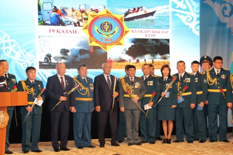 136 мангыстауцев наградили юбилейными медалями в честь Дня спасателя (ФОТО) (фото) - фото 3