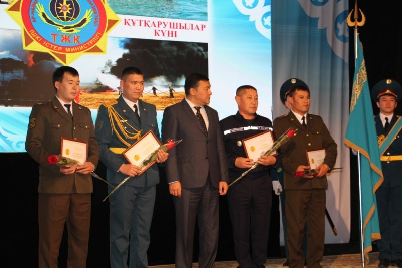 136 мангыстауцев наградили юбилейными медалями в честь Дня спасателя (ФОТО) (фото) - фото 1